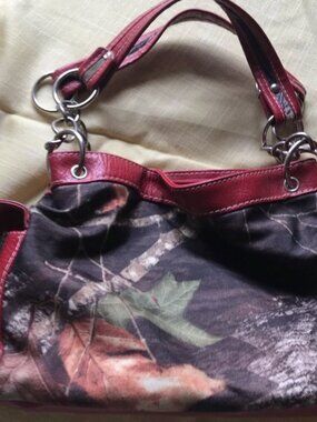 NWOT WESTERN RED REALTREE CAMO PURSE STUDDED CHAIN LINK SHOULDER BAG